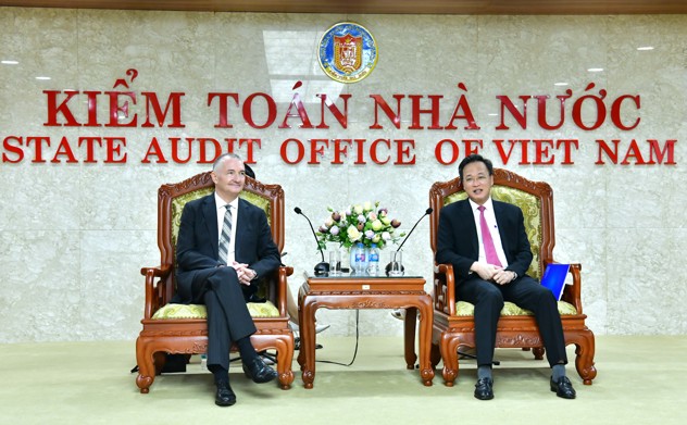 Tổng Kiểm toán nhà nước Nguyễn Hữu Nghĩa làm việc với Chủ tịch kiểm Tổng Giám đốc Điều hành KPMG Việt Nam và Campuchia